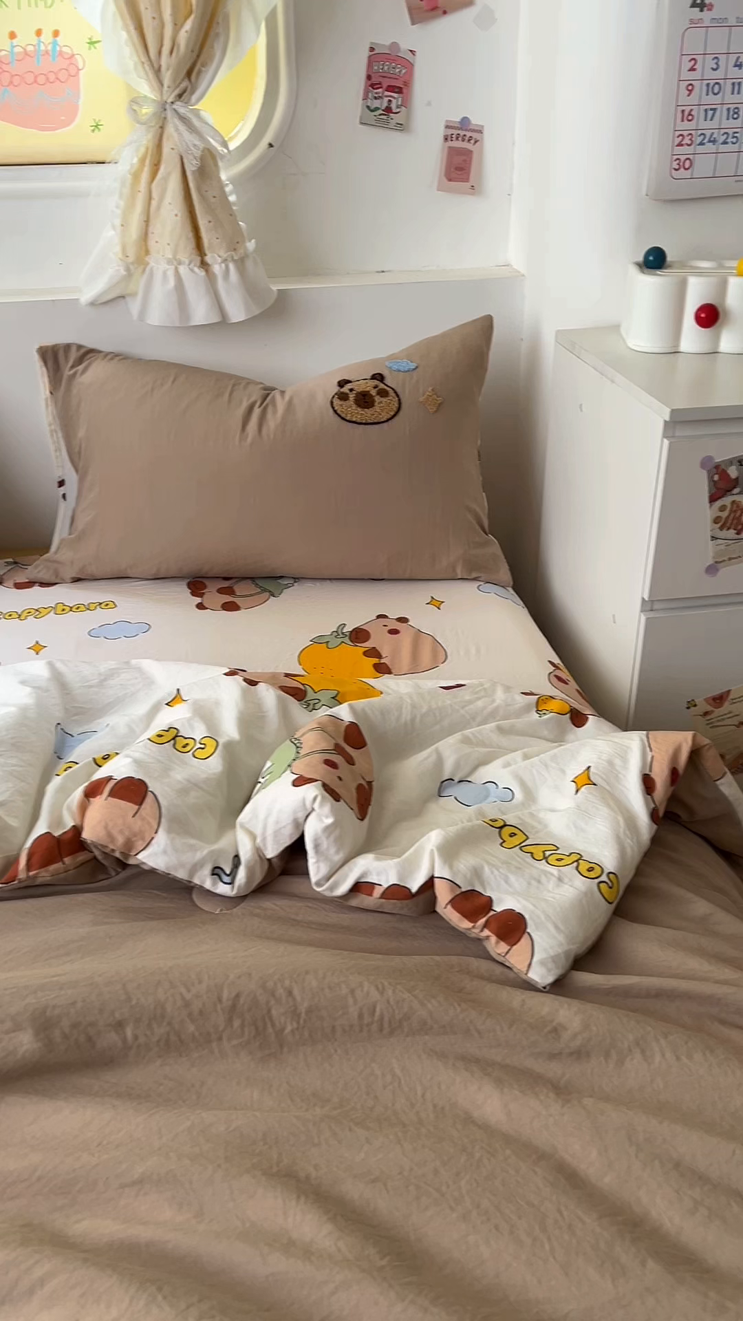 91家纺网 家纺一手货源 找家纺 易辰美 2025新款水洗棉毛巾绣夏被空调被夏凉被四件套 卡皮巴拉