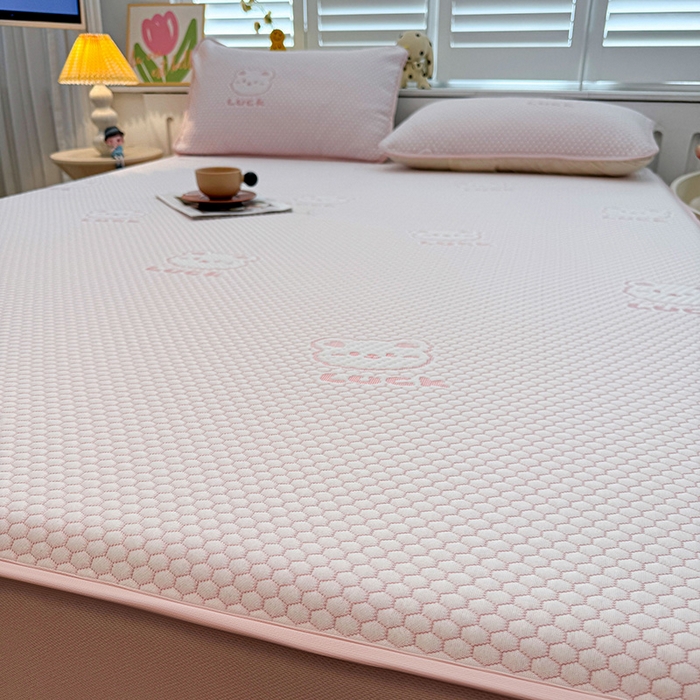 91家纺网 家纺一手货源 找家纺 喜居 2025新款A类凉感豆豆席床笠款 luck小冰熊-粉