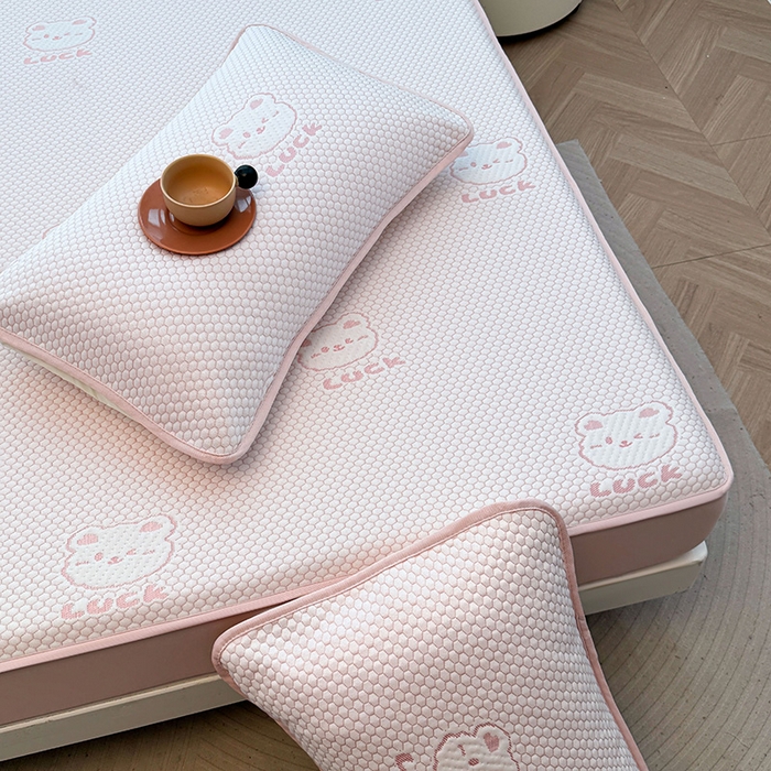 91家纺网 家纺一手货源 找家纺 喜居 2025新款A类凉感豆豆席床笠款 luck小冰熊-粉