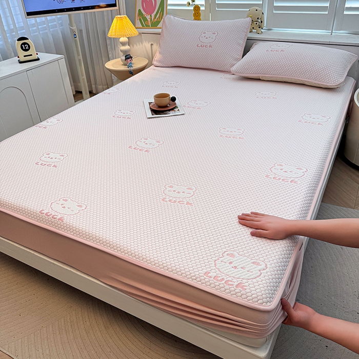 91家纺网 家纺一手货源 找家纺 喜居 2025新款A类凉感豆豆席床笠款 luck小冰熊-粉