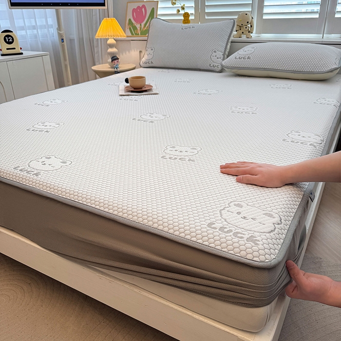 91家纺网 家纺一手货源 找家纺 喜居 2025新款A类凉感豆豆席床笠款 luck小冰熊-灰