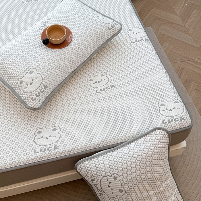 91家纺网 家纺一手货源 找家纺 喜居 2025新款A类凉感豆豆席床笠款 luck小冰熊-灰