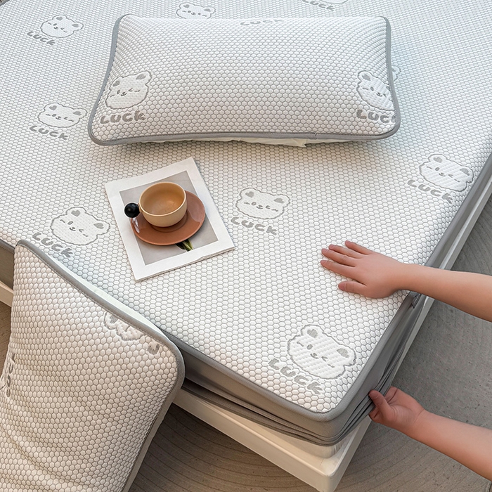 91家纺网 家纺一手货源 找家纺 喜居 2025新款A类凉感豆豆席床笠款 luck小冰熊-灰