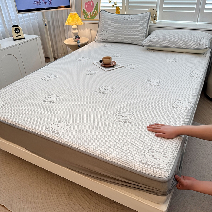 91家纺网 家纺一手货源 找家纺 喜居 2025新款A类凉感豆豆席床笠款 luck小冰熊-灰