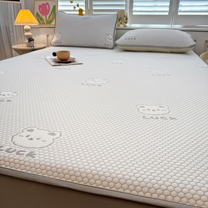 91家纺网 家纺一手货源 找家纺 喜居 2025新款A类凉感豆豆席床笠款 luck小冰熊-灰