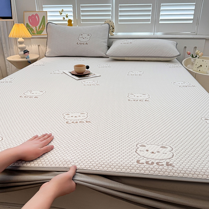 91家纺网 家纺一手货源 找家纺 喜居 2025新款A类凉感豆豆席床笠款 luck小冰熊-咖