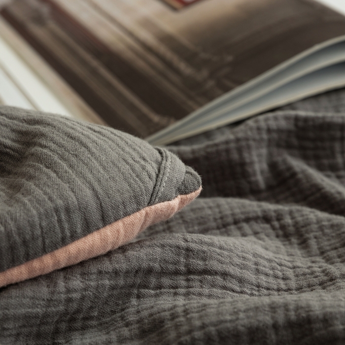 91家纺网 家纺一手货源 找家纺 蚕阿婆 2025新款皱皱纱布蚕丝被100%蚕丝被子  灰+粉色