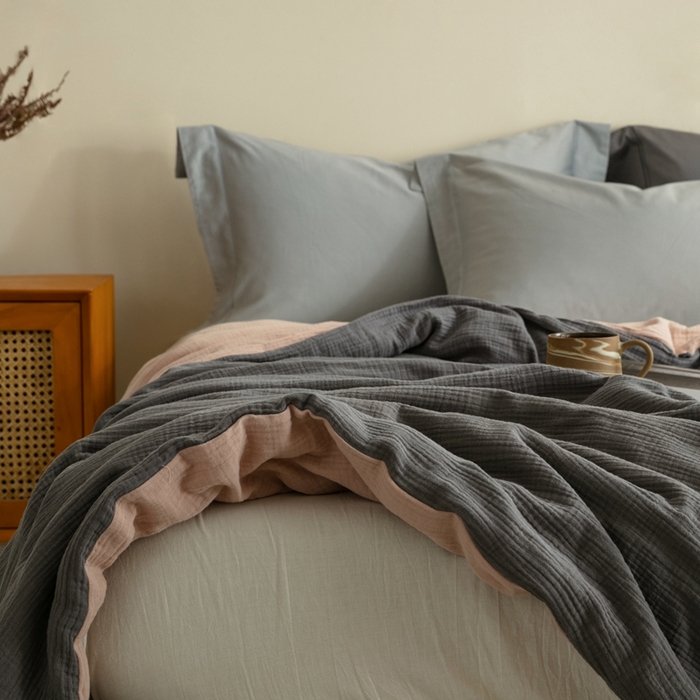 91家纺网 家纺一手货源 找家纺 蚕阿婆 2025新款皱皱纱布蚕丝被100%蚕丝被子  灰+粉色