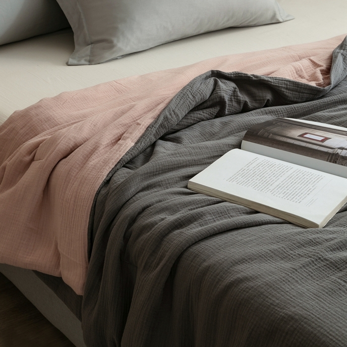 91家纺网 家纺一手货源 找家纺 蚕阿婆 2025新款皱皱纱布蚕丝被100%蚕丝被子  灰+粉色