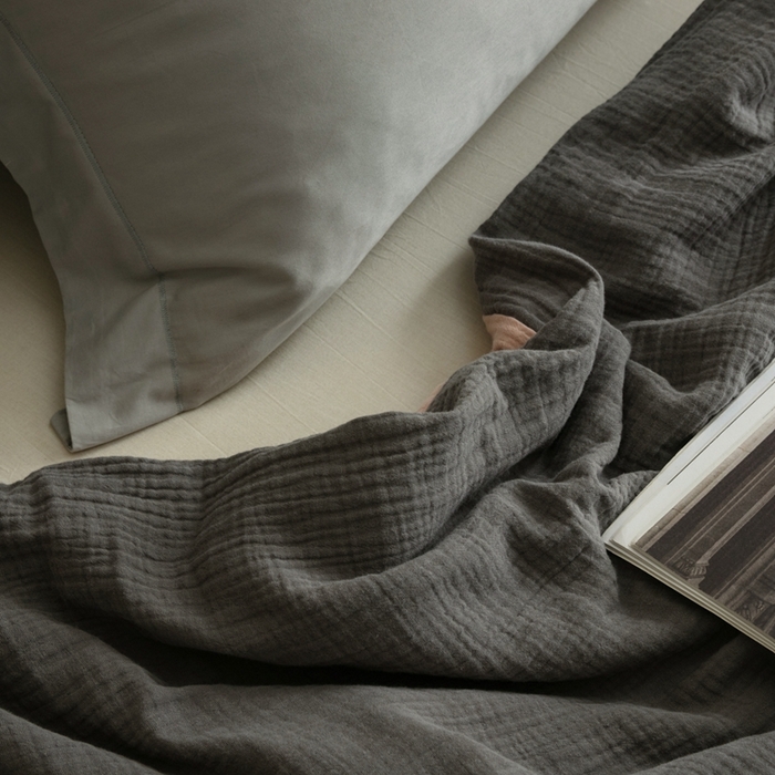 91家纺网 家纺一手货源 找家纺 蚕阿婆 2025新款皱皱纱布蚕丝被100%蚕丝被子  灰+粉色