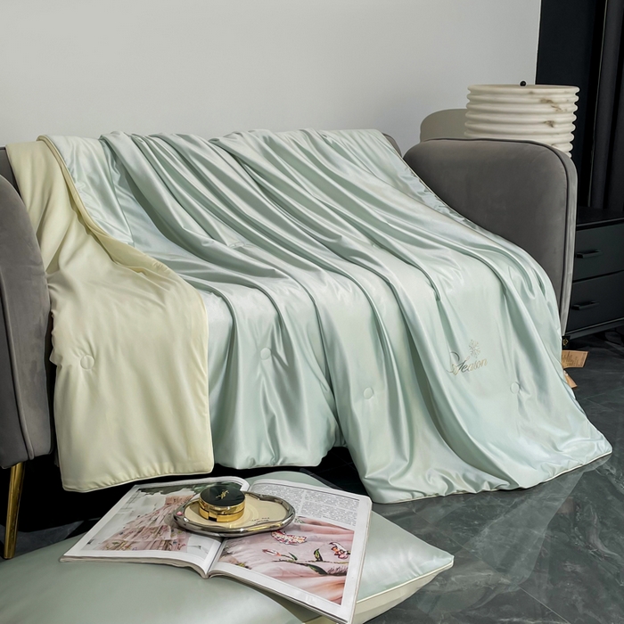 91家纺网 家纺一手货源 找家纺 金喜 2025春夏新款冰丝绸夏被7A抗菌冰肌夏被空调被锦纶氨纶夏凉被薄被子 湖水蓝