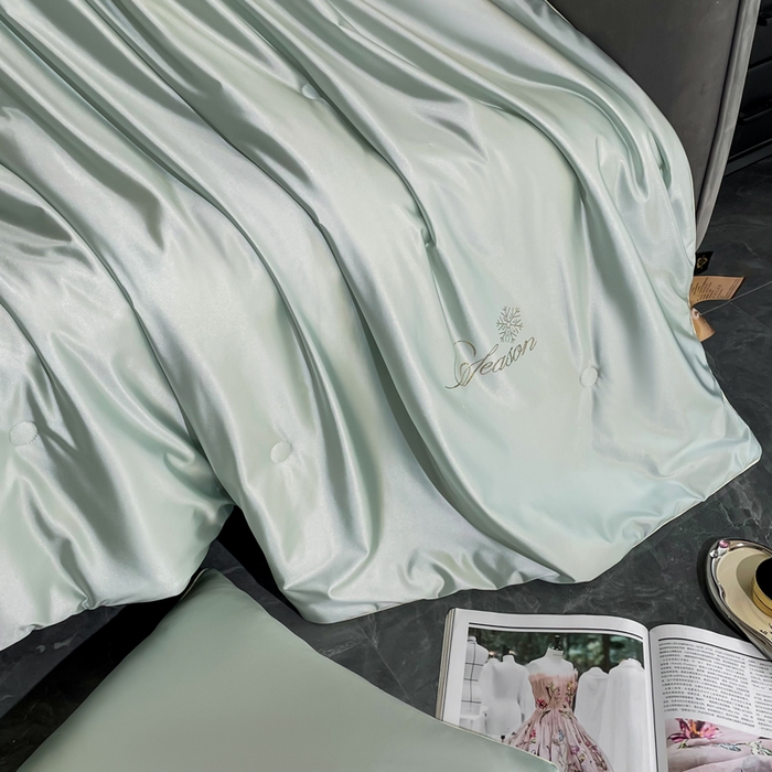 91家纺网 家纺一手货源 找家纺 金喜 2025春夏新款冰丝绸夏被7A抗菌冰肌夏被空调被锦纶氨纶夏凉被薄被子 湖水蓝