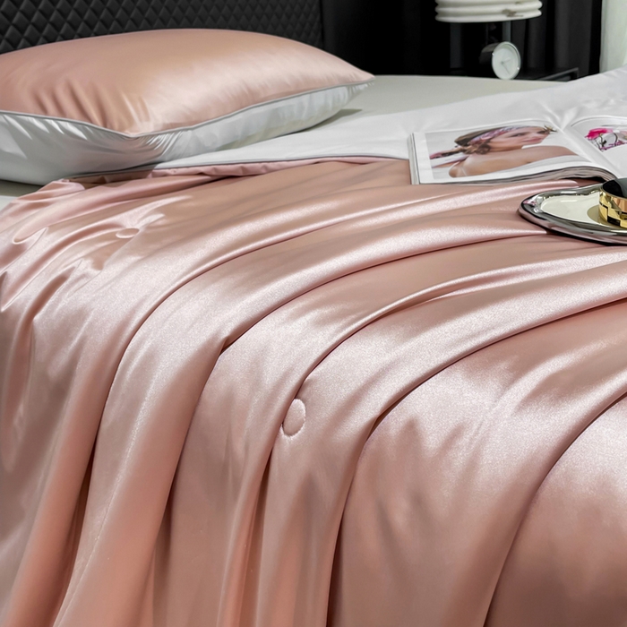 91家纺网 家纺一手货源 找家纺 金喜 2025春夏新款冰丝绸夏被7A抗菌冰肌夏被空调被锦纶氨纶夏凉被薄被子 珊瑚粉