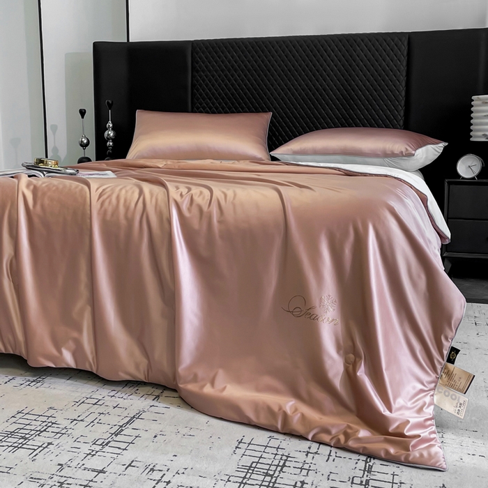 91家纺网 家纺一手货源 找家纺 金喜 2025春夏新款冰丝绸夏被7A抗菌冰肌夏被空调被锦纶氨纶夏凉被薄被子 珊瑚粉