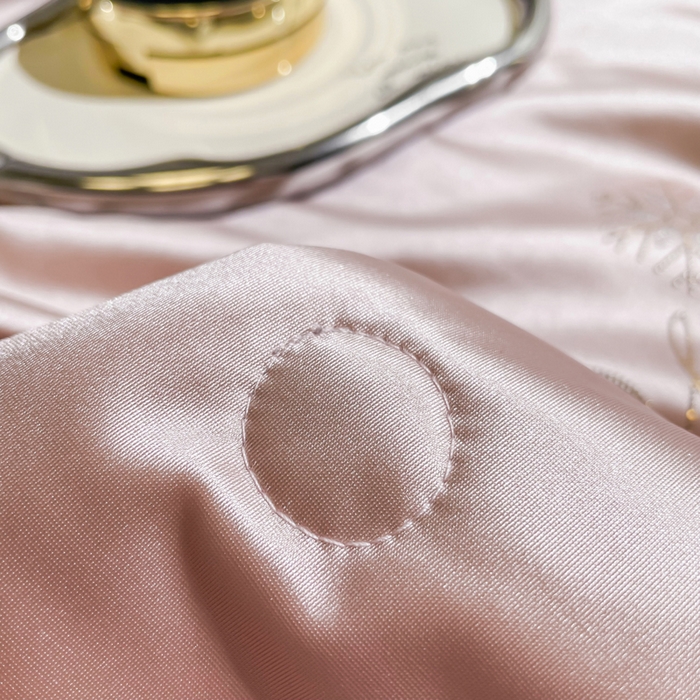 91家纺网 家纺一手货源 找家纺 金喜 2025春夏新款冰丝绸夏被7A抗菌冰肌夏被空调被锦纶氨纶夏凉被薄被子 珊瑚粉