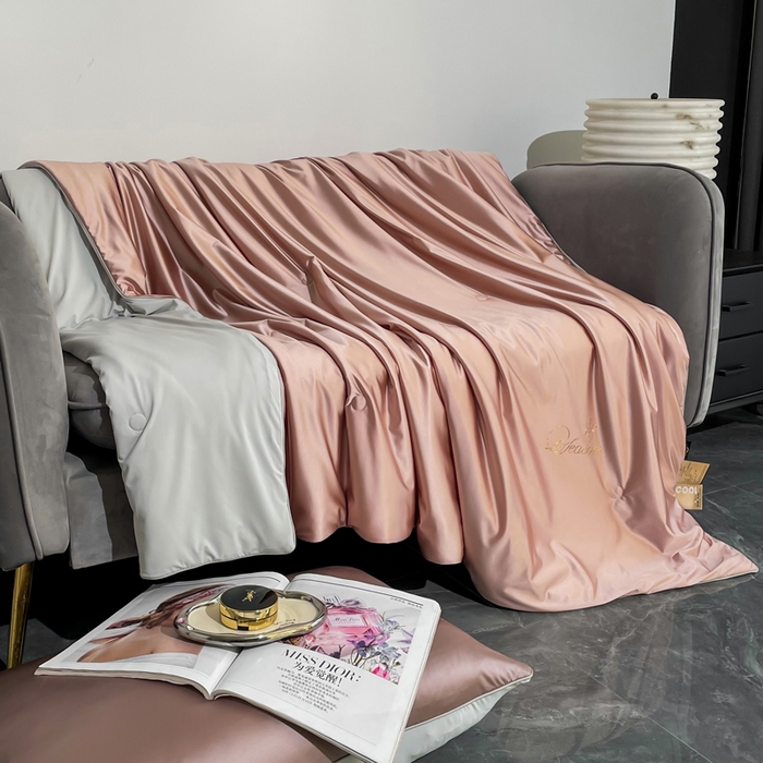 91家纺网 家纺一手货源 找家纺 金喜 2025春夏新款冰丝绸夏被7A抗菌冰肌夏被空调被锦纶氨纶夏凉被薄被子 珊瑚粉