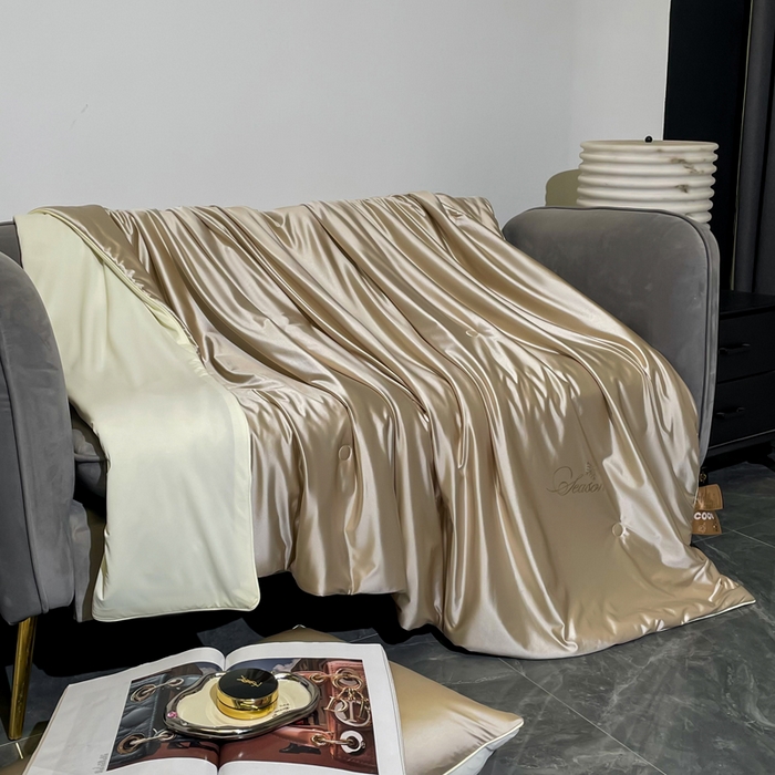 91家纺网 家纺一手货源 找家纺 金喜 2025春夏新款冰丝绸夏被7A抗菌冰肌夏被空调被锦纶氨纶夏凉被薄被子 香槟色