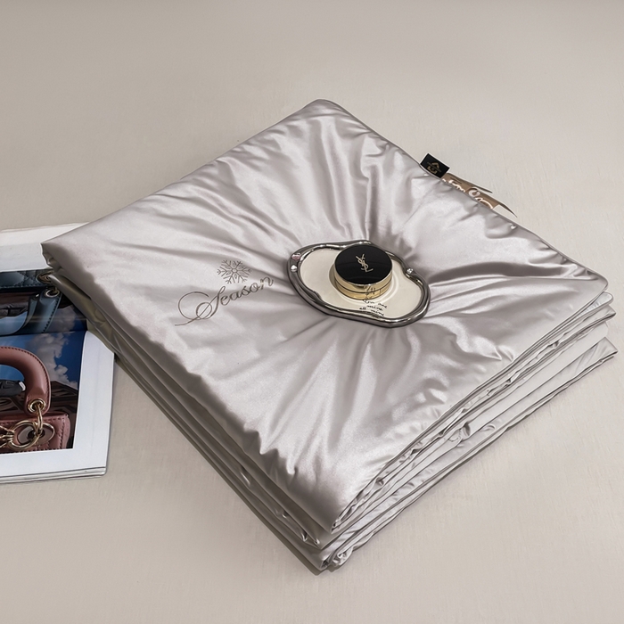 91家纺网 家纺一手货源 找家纺 金喜 2025春夏新款冰丝绸夏被7A抗菌冰肌夏被空调被锦纶氨纶夏凉被薄被子 银河灰