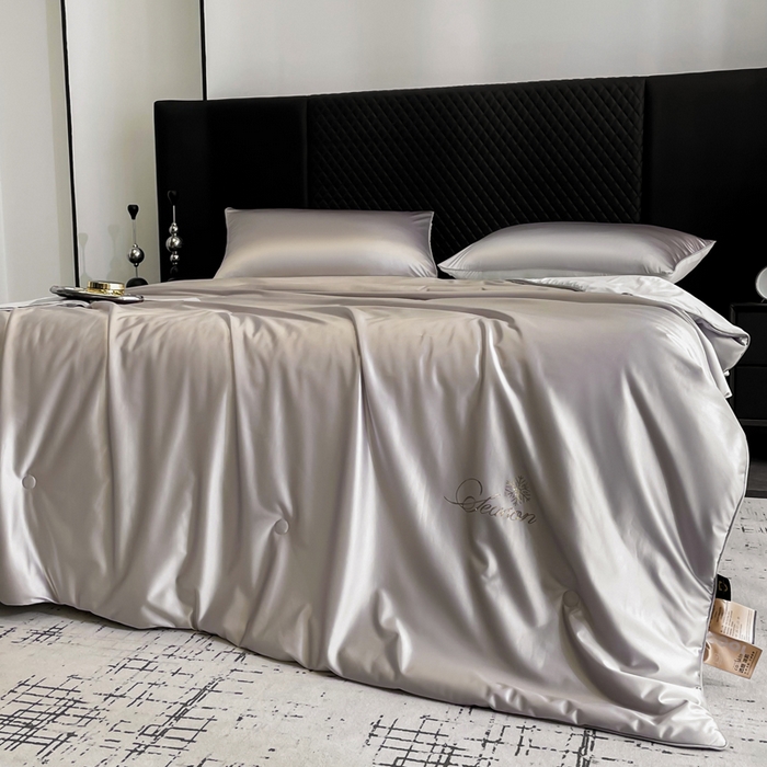 91家纺网 家纺一手货源 找家纺 金喜 2025春夏新款冰丝绸夏被7A抗菌冰肌夏被空调被锦纶氨纶夏凉被薄被子 银河灰