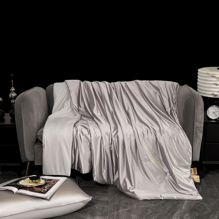 91家纺网 家纺一手货源 找家纺 金喜 2025春夏新款冰丝绸夏被7A抗菌冰肌夏被空调被锦纶氨纶夏凉被薄被子 银河灰