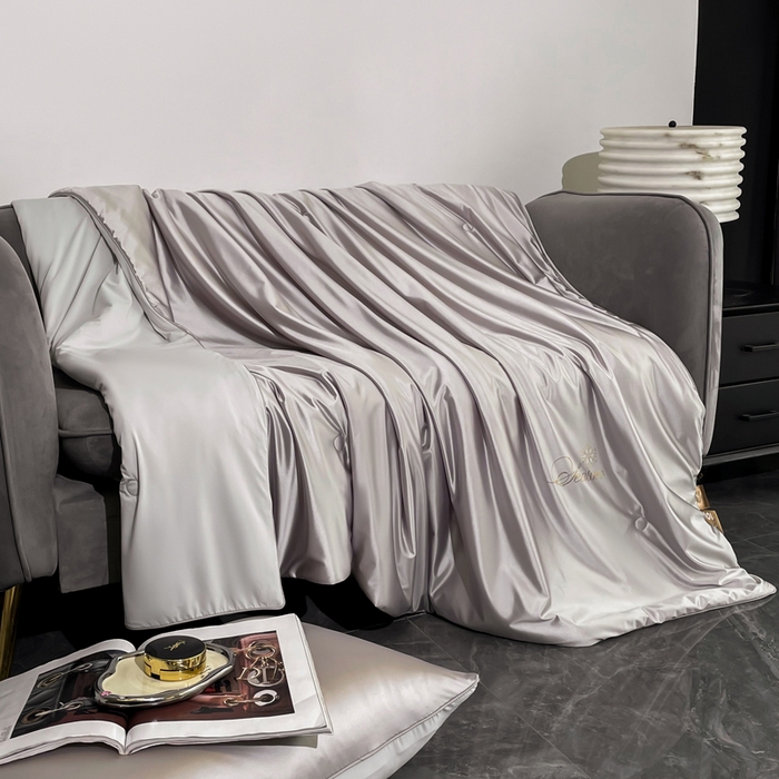 91家纺网 家纺一手货源 找家纺 金喜 2025春夏新款冰丝绸夏被7A抗菌冰肌夏被空调被锦纶氨纶夏凉被薄被子 银河灰