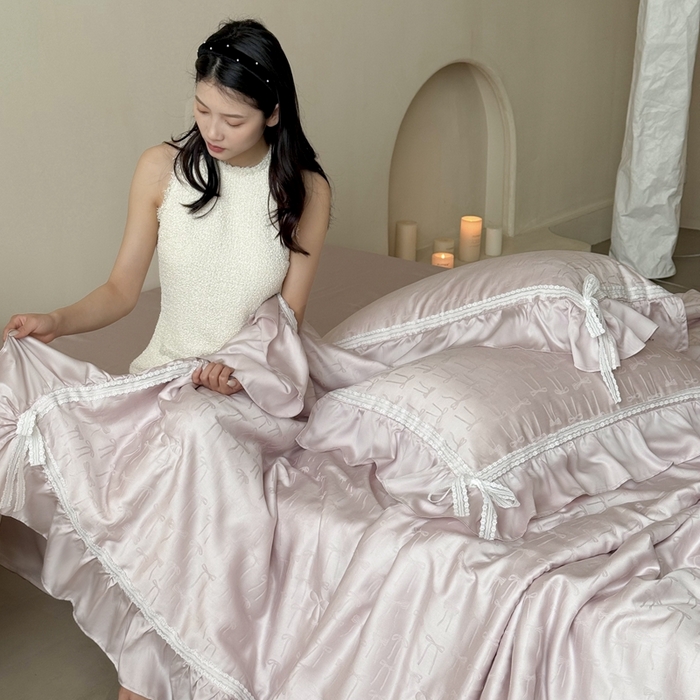 91家纺网 家纺一手货源 找家纺 MIU缪家居 2025新款60兰精天丝夏被四件套 薇薇安 单夏被控价288/四件套控价388 紫粉