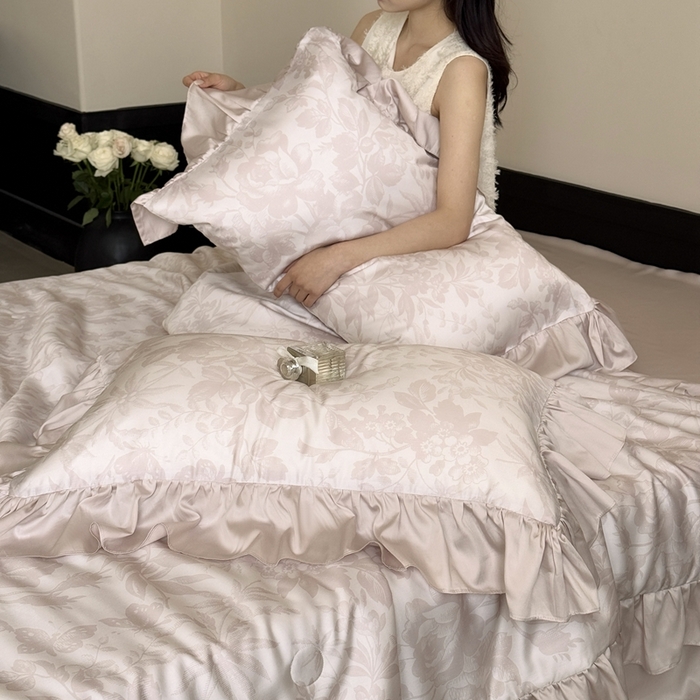 91家纺网 家纺一手货源 找家纺 MIU缪家居 2025新款60支兰精天丝夏被四件套 疏影 单夏被控价258/四件套控价358  粉色