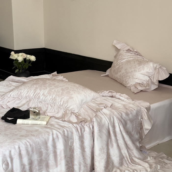 91家纺网 家纺一手货源 找家纺 MIU缪家居 2025新款60支兰精天丝夏被四件套 疏影 单夏被控价258/四件套控价358  粉色