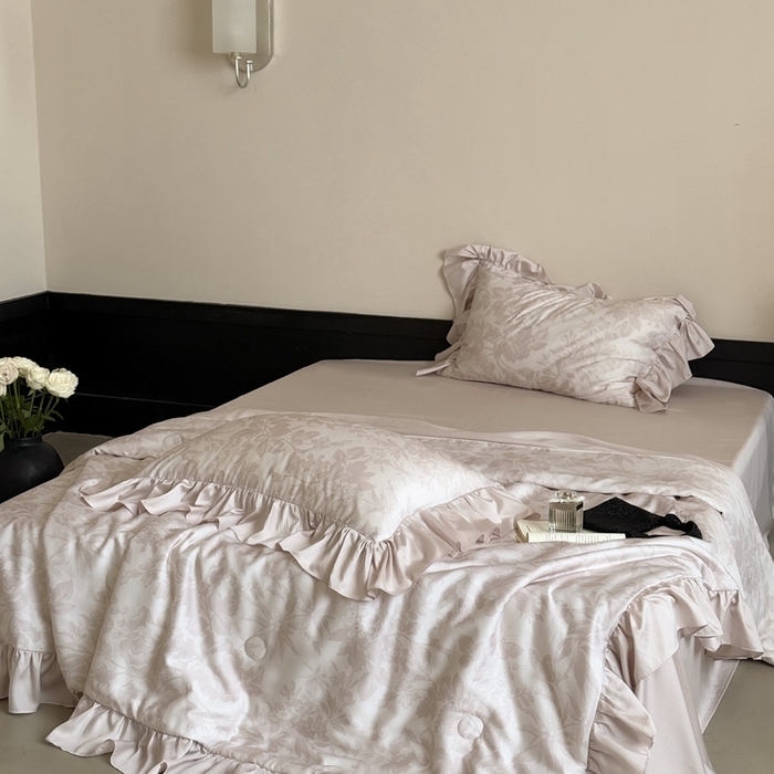 91家纺网 家纺一手货源 找家纺 MIU缪家居 2025新款60支兰精天丝夏被四件套 疏影 单夏被控价258/四件套控价358  粉色