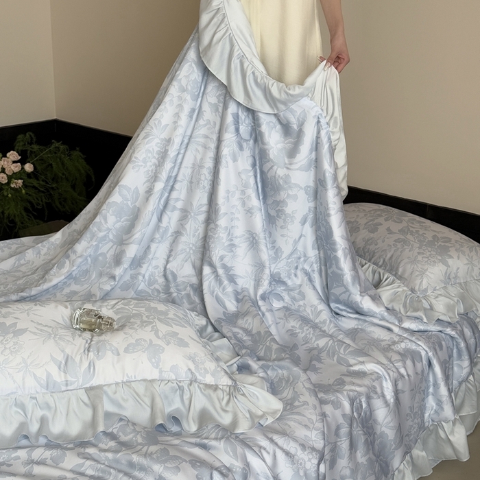 91家纺网 家纺一手货源 找家纺 MIU缪家居 2025新款60支兰精天丝夏被四件套 疏影 单夏被控价258/四件套控价358  蓝色