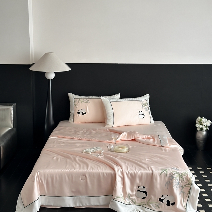 91家纺网 家纺一手货源 找家纺 MIU缪家居 2025新款60支兰精天丝夏被四件套 熊猫与竹 单夏被控价288/四件套控价388  浅粉