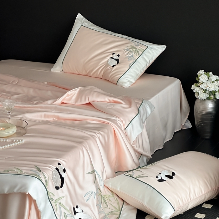 91家纺网 家纺一手货源 找家纺 MIU缪家居 2025新款60支兰精天丝夏被四件套 熊猫与竹 单夏被控价288/四件套控价388  浅粉