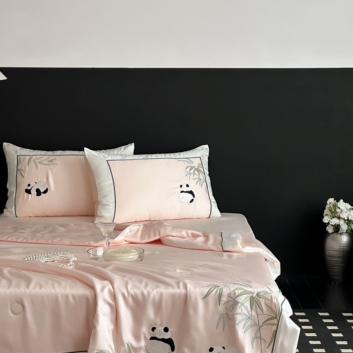 91家纺网 家纺一手货源 找家纺 MIU缪家居 2025新款60支兰精天丝夏被四件套 熊猫与竹 单夏被控价288/四件套控价388  浅粉