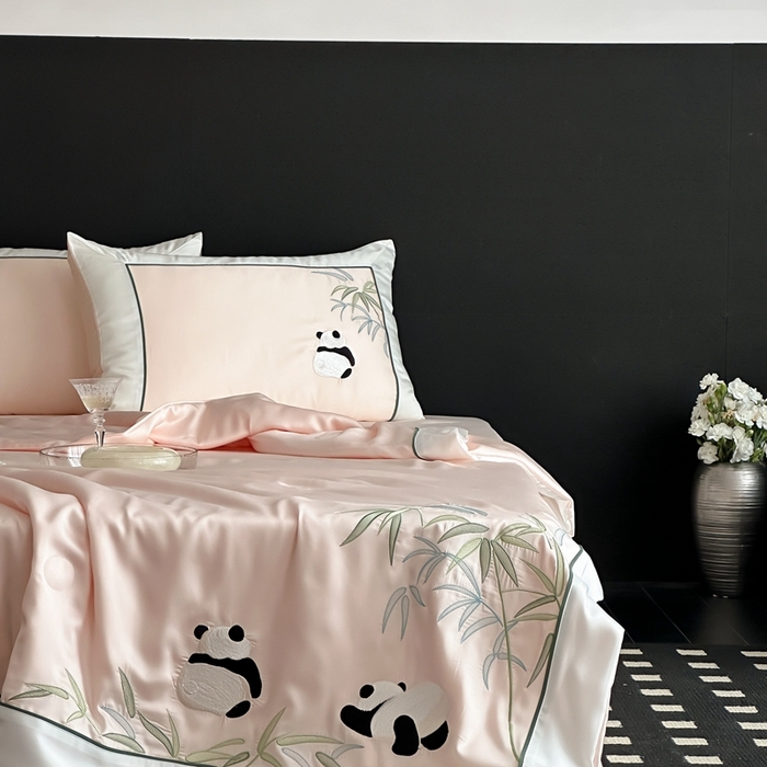 91家纺网 家纺一手货源 找家纺 MIU缪家居 2025新款60支兰精天丝夏被四件套 熊猫与竹 单夏被控价288/四件套控价388  浅粉