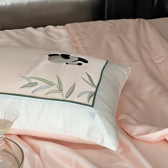 91家纺网 家纺一手货源 找家纺 MIU缪家居 2025新款60支兰精天丝夏被四件套 熊猫与竹 单夏被控价288/四件套控价388  浅粉