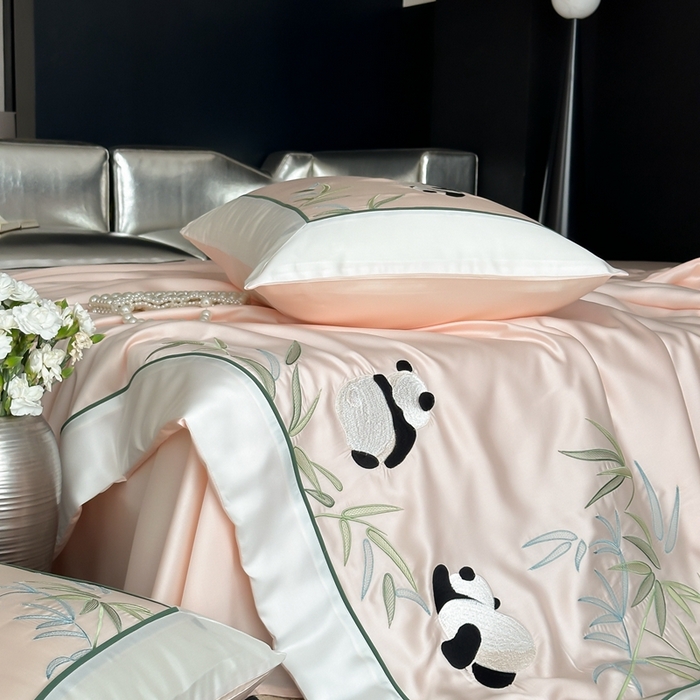 91家纺网 家纺一手货源 找家纺 MIU缪家居 2025新款60支兰精天丝夏被四件套 熊猫与竹 单夏被控价288/四件套控价388  浅粉