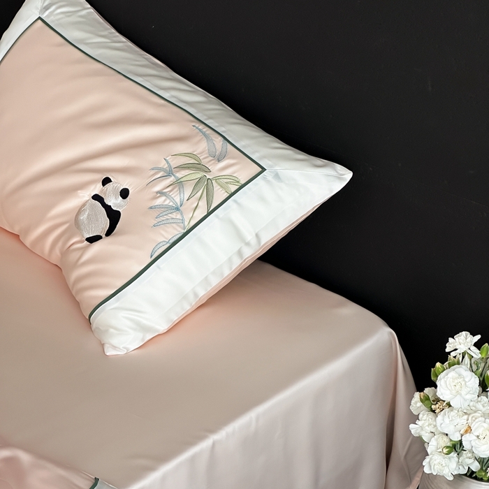 91家纺网 家纺一手货源 找家纺 MIU缪家居 2025新款60支兰精天丝夏被四件套 熊猫与竹 单夏被控价288/四件套控价388  浅粉