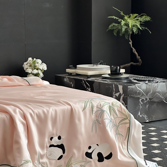 91家纺网 家纺一手货源 找家纺 MIU缪家居 2025新款60支兰精天丝夏被四件套 熊猫与竹 单夏被控价288/四件套控价388  浅粉