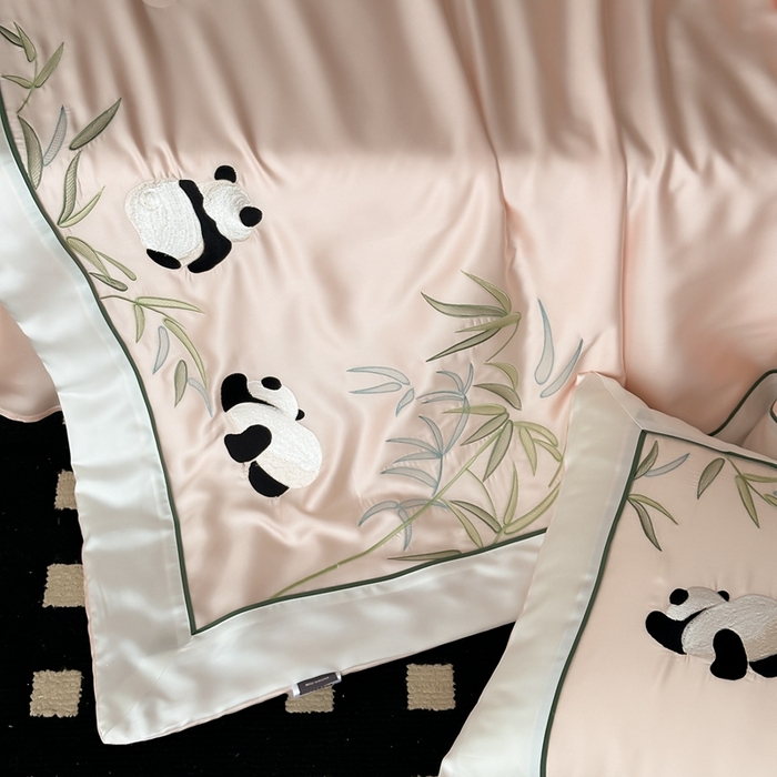 91家纺网 家纺一手货源 找家纺 MIU缪家居 2025新款60支兰精天丝夏被四件套 熊猫与竹 单夏被控价288/四件套控价388  浅粉