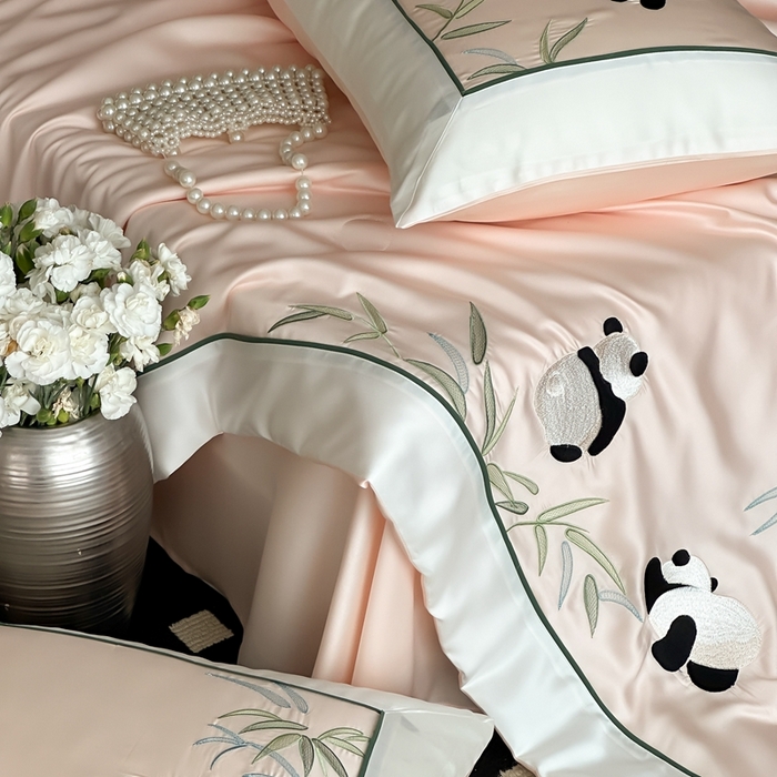 91家纺网 家纺一手货源 找家纺 MIU缪家居 2025新款60支兰精天丝夏被四件套 熊猫与竹 单夏被控价288/四件套控价388  浅粉