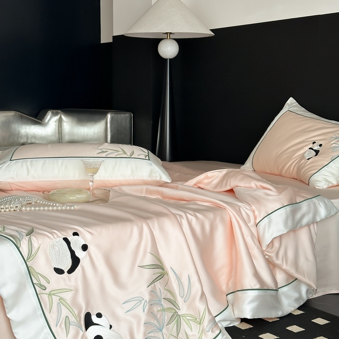 91家纺网 家纺一手货源 找家纺 MIU缪家居 2025新款60支兰精天丝夏被四件套 熊猫与竹 单夏被控价288/四件套控价388  浅粉