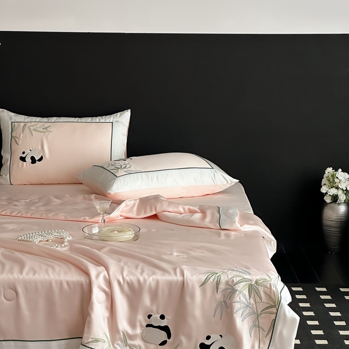 91家纺网 家纺一手货源 找家纺 MIU缪家居 2025新款60支兰精天丝夏被四件套 熊猫与竹 单夏被控价288/四件套控价388  浅粉