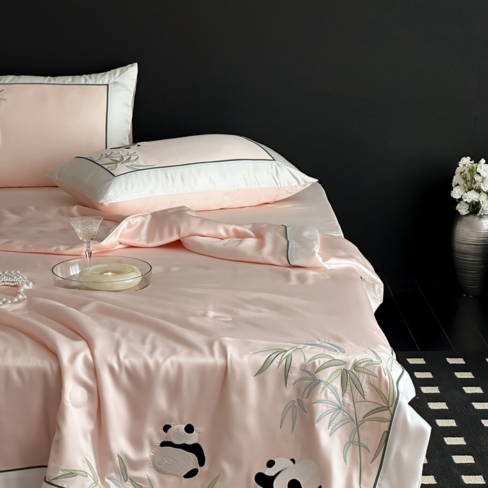 91家纺网 家纺一手货源 找家纺 MIU缪家居 2025新款60支兰精天丝夏被四件套 熊猫与竹 单夏被控价288/四件套控价388  浅粉