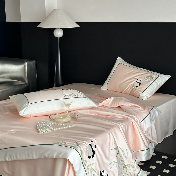 91家纺网 家纺一手货源 找家纺 MIU缪家居 2025新款60支兰精天丝夏被四件套 熊猫与竹 单夏被控价288/四件套控价388  浅粉