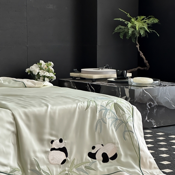 91家纺网 家纺一手货源 找家纺 MIU缪家居 2025新款60支兰精天丝夏被四件套 熊猫与竹 单夏被控价288/四件套控价388  清绿