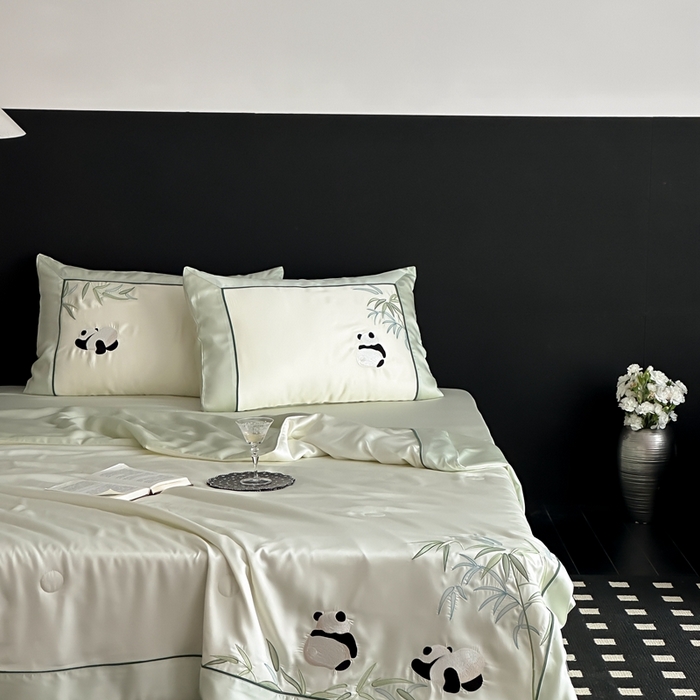 91家纺网 家纺一手货源 找家纺 MIU缪家居 2025新款60支兰精天丝夏被四件套 熊猫与竹 单夏被控价288/四件套控价388  爽白