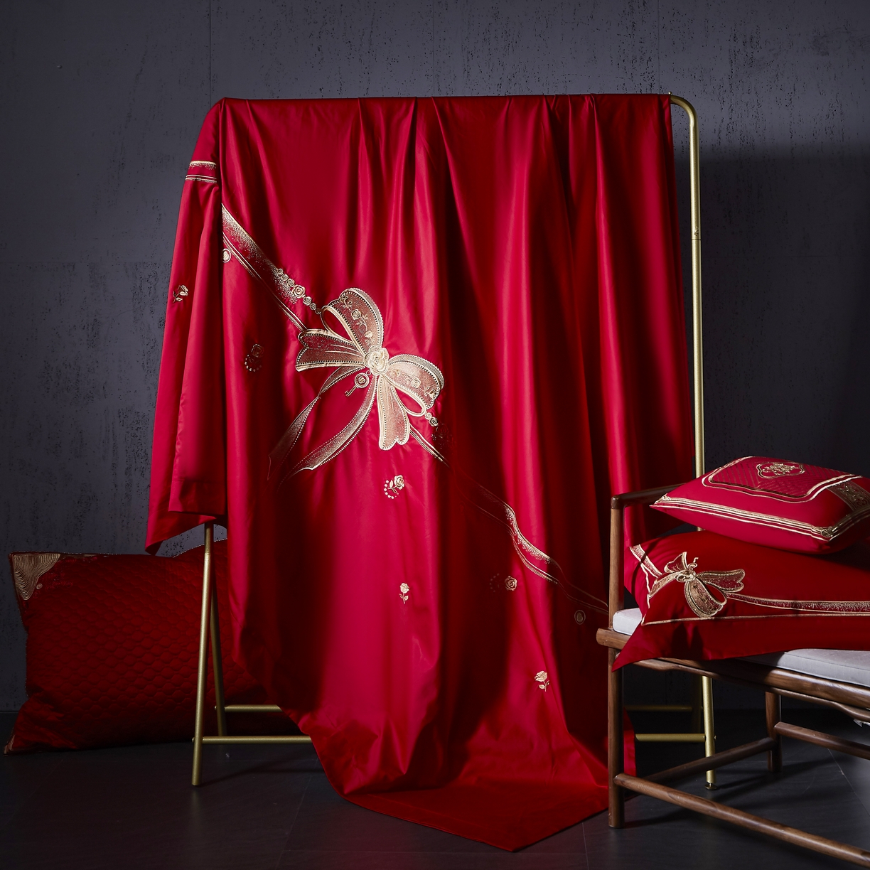 91家纺网 家纺一手货源 找家纺 高大尚婚庆馆 2025秋冬新款长绒棉臻棉系列婚庆款多件套 臻棉  爱意浓（金）