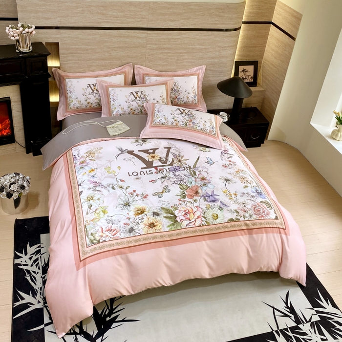 91家纺网 家纺一手货源 找家纺 大麦乐田 2025新款轻奢高端数码印花四件套系列 维密 浪漫粉