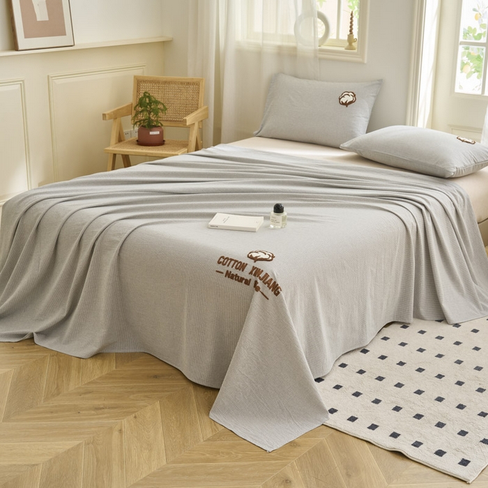 91家纺网 家纺一手货源 找家纺 早晨家纺 2025新款色织纯棉水洗棉毛巾绣床单 流年床单-深灰