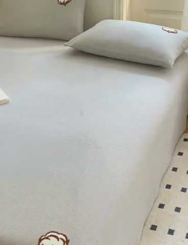 91家纺网 家纺一手货源 找家纺 早晨家纺 2025新款色织纯棉水洗棉毛巾绣床单 流年床单-深灰